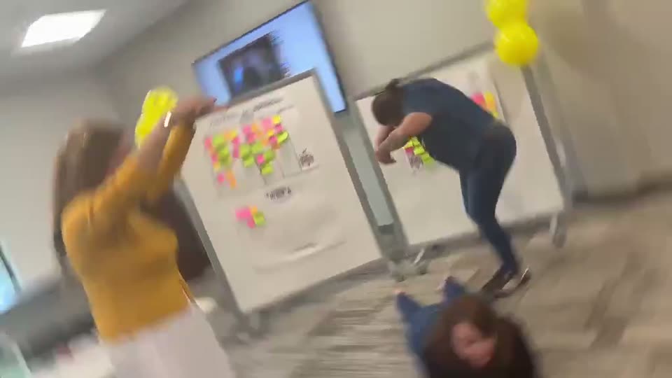 Video: Participantes trabajan con notas adhesivas junto a un rotafolio (grabado de lado).
