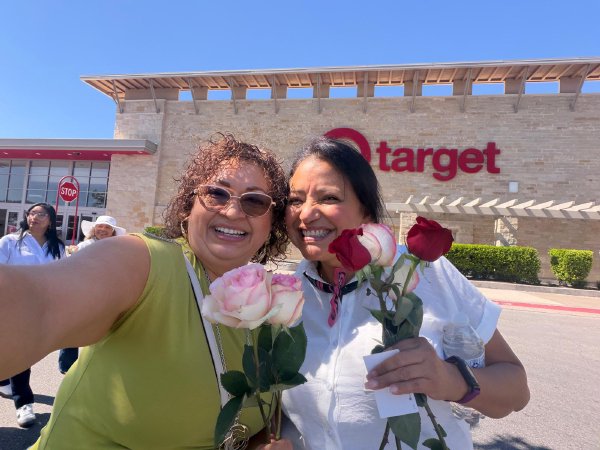 Acción de regalar rosas