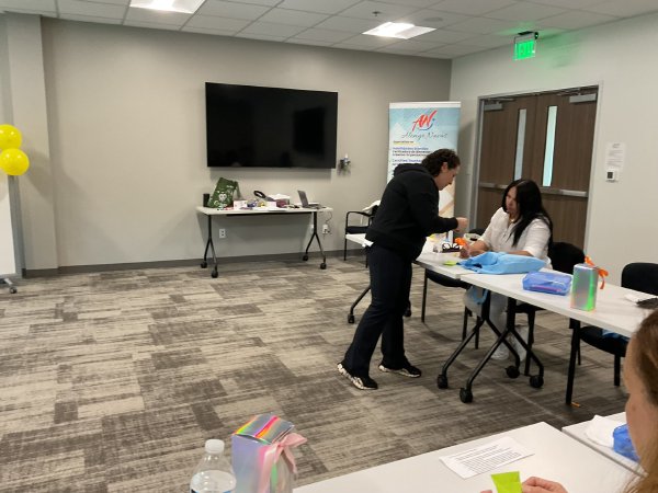 Participantes en sus mesas preparan su trabajo.