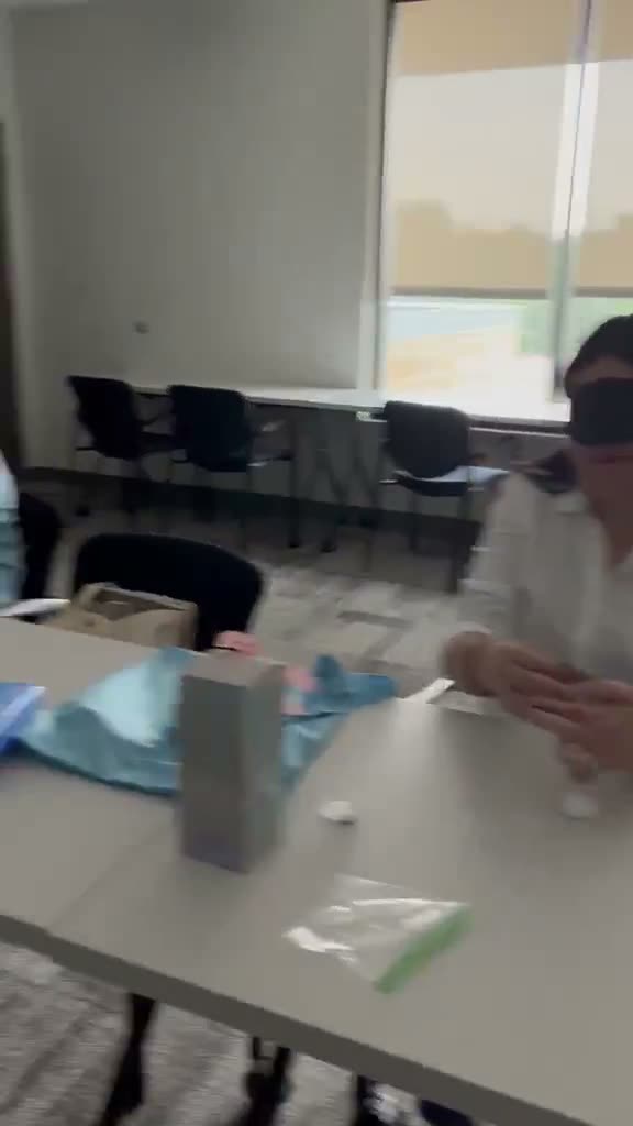 Video: Una participante con los ojos vendados durante una dinámica.