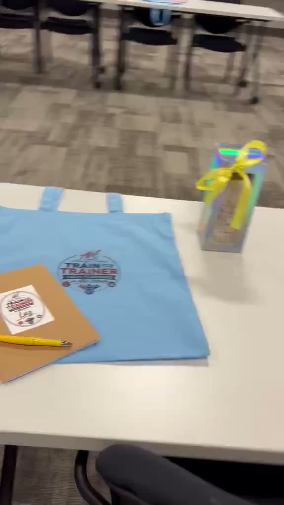 Video: La bolsa azul de Train the Trainer con su pluma, sobre la mesa.