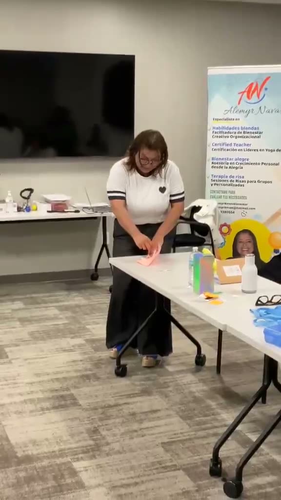 Video: Una participante presenta frente al grupo.
