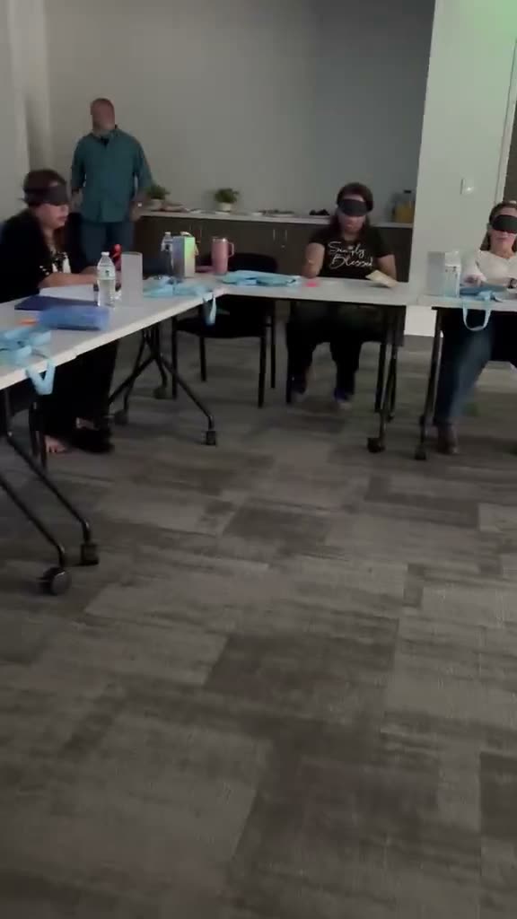 Video: Participantes con los ojos vendados en sus mesas.
