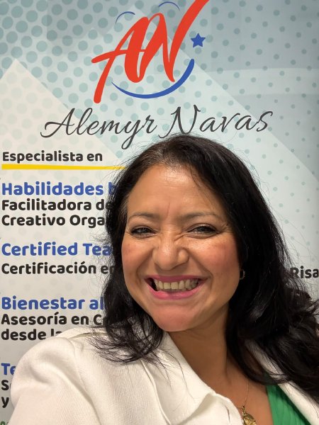 Alemyr Navas sonríe frente al cartel con su nombre y sus especialidades.